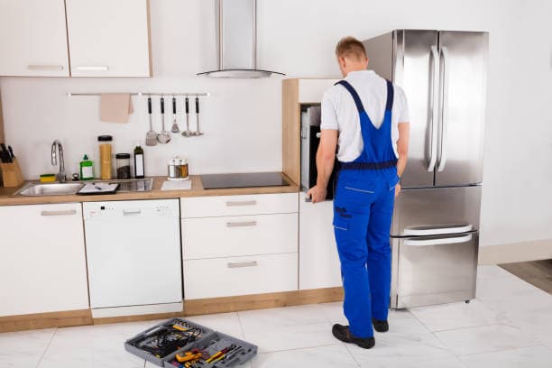 Technieker bij witgoedherstelling — Elektro Reparatie Dienst
